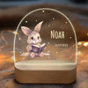 Laden Sie das Bild in den Galerie-Viewer, LED Nachtlicht für Kinder - Süße Tieren am lesen - Personalisiertes Acrylglas mit Holzständer
