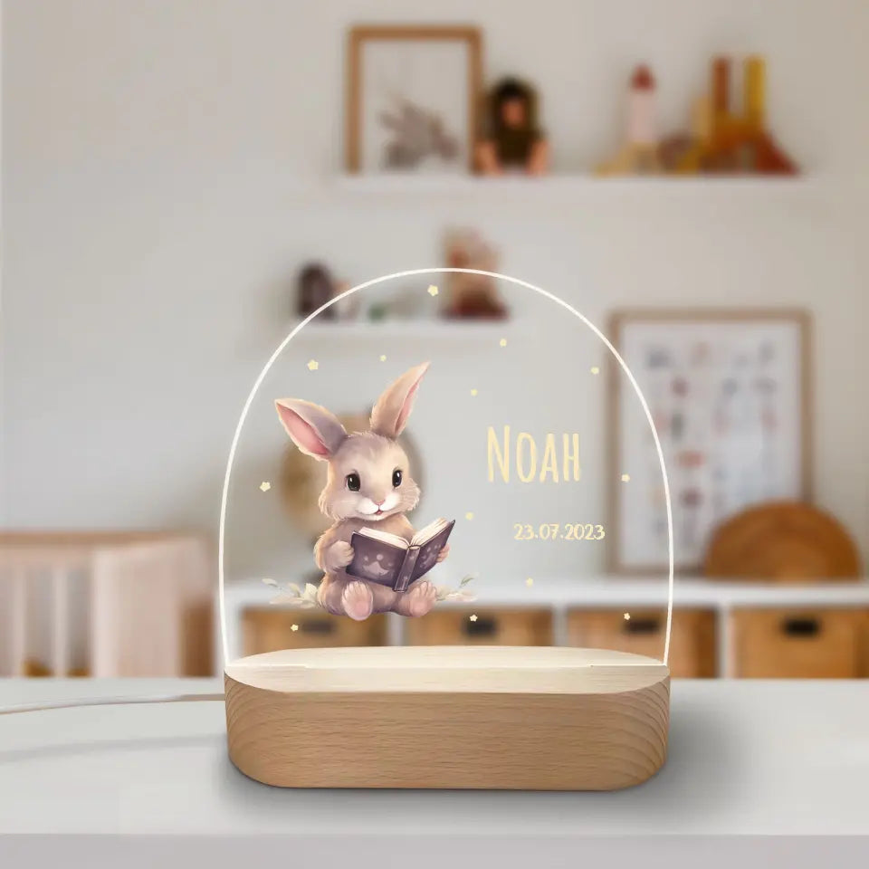 LED Nachtlicht für Kinder - Süße Tieren am lesen - Personalisiertes Acrylglas mit Holzständer